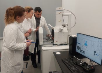 В Центре интеллектуальной геномики Евразийского НОЦ появился новый сканирующий электронный микроскоп с расширенными возможностями